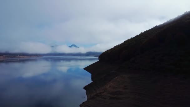 Pintoresco Paisaje Lago Tranquilo Rodeado Montañas Cubiertas Exuberante Vegetación Contra — Vídeos de Stock