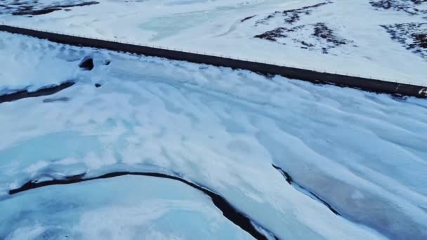 Vista Drone Gelo Azul Neve Branca Cobrindo Superfície Vulcânica Irregular — Vídeo de Stock