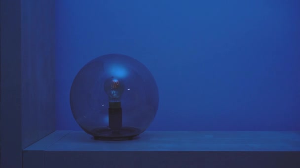 Kreativní Stolní Lampa Tmavou Skleněnou Kupolí Modrém Pokoji Večer — Stock video