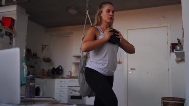 Koncentrerad Ung Kvinna Sportkläder Träning Med Viktskiva Köket Hemma Titta — Stockvideo