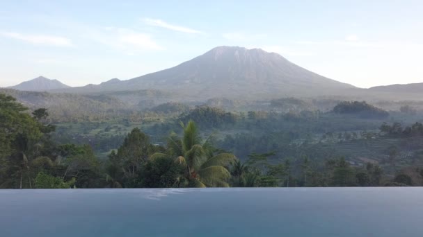 Pan Pravý Drone Pohled Majestátní Sopky Mount Agung Obklopen Zeleným — Stock video