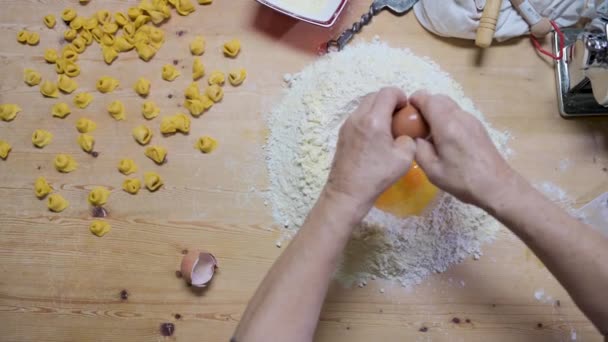 Cima Fêmea Anônima Cortada Que Prepara Mesa Madeira Para Cozinhar — Vídeo de Stock