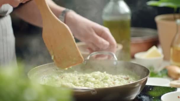 Cultivo Cozinheiro Anônimo Mistura Risoto Preparado Hora Com Bacon Panela — Vídeo de Stock