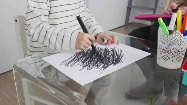 Режимі Реального Часу Врожаю Анонімний Хлопчик Малює Чорні Штрихи Папері — стокове відео