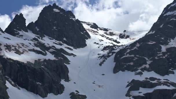 Στατική Λήψη Χιονισμένης Πλαγιάς Σκουρόχρωμους Βράχους Στο Περιφερειακό Πάρκο Sierra — Αρχείο Βίντεο
