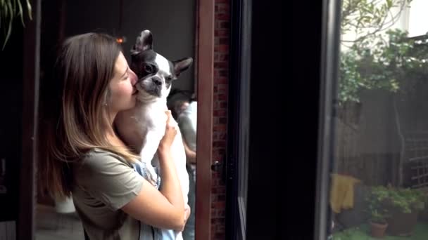Feliz Joven Mujer Con Perro Compañía Casa — Vídeos de Stock