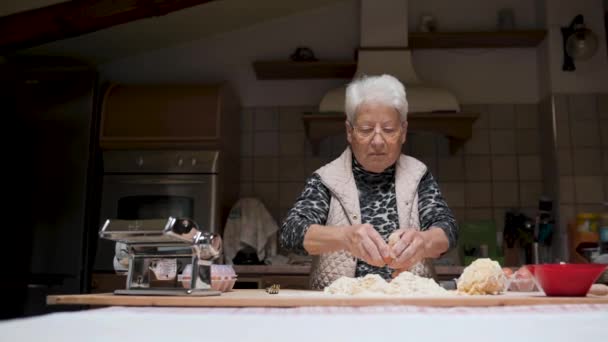 Ηλικιωμένη Γυναίκα Ετοιμάζεται Ξύλινο Τραπέζι Για Μαγείρεμα Εγχώρια Ιταλική Tortellini — Αρχείο Βίντεο