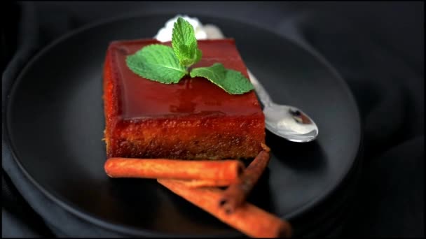 Ovanifrån Roterande Svart Platta Med Del Välsmakande Gourmet Äpple Pudding — Stockvideo