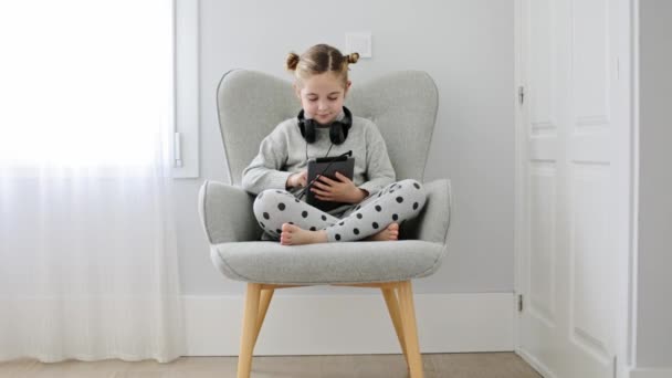 Pełne Ciało Boso Dziewczyny Siedzi Skrzyżowanymi Nogami Fotelu Pomocą Tabletu — Wideo stockowe