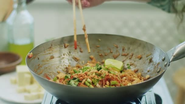 Real Time Van Gewas Gezichtsloze Vrouwelijke Roeren Smakelijke Veganistische Wok — Stockvideo