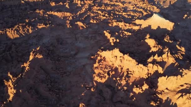 アリゾナの晴れた日のグレンキャニオンの乾燥した地形での砂岩の丘の写真のドローンビュー — ストック動画