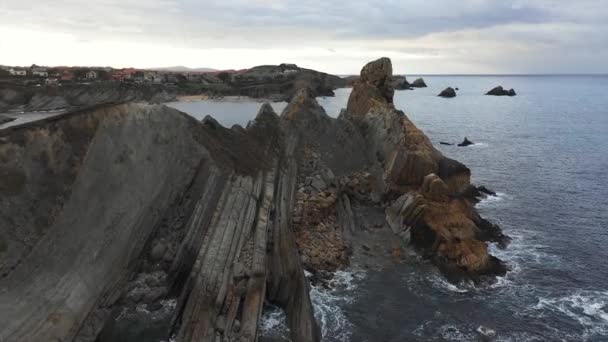 Stenen Pieken Zee Schuimgolven Onder Bewolkte Lucht — Stockvideo