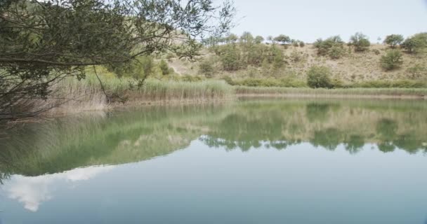 Paysage Paisible Lac Avec Une Surface Calme Entourée Collines Verdoyantes — Video
