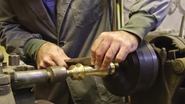 Üniformalı Olgun Kuyumcuların Atölyede Çalışırken Metal Çubukları Keskinleştirmesi — Stok video