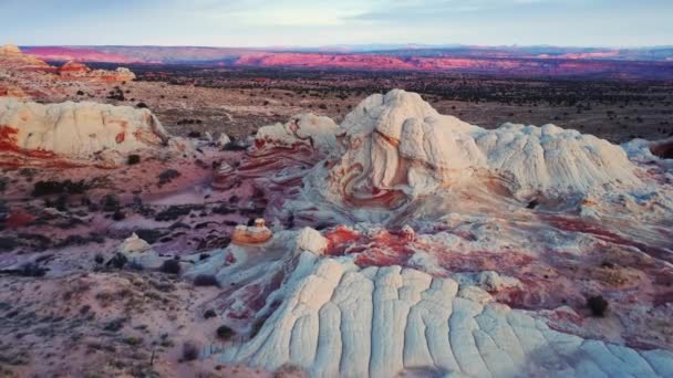 アリゾナの日没の空の下でヴェルミリオンクリフ国立記念物のホワイトポケットの荒い砂岩の丘の壮大な空観 — ストック動画