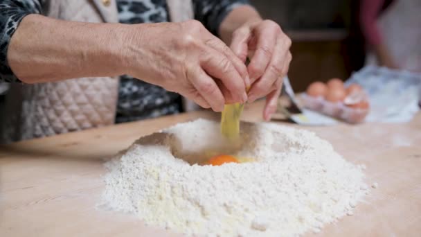 Καλλιεργείται Ανώνυμο Θηλυκό Προετοιμασία Ξύλινο Τραπέζι Για Μαγείρεμα Εγχώρια Ιταλική — Αρχείο Βίντεο