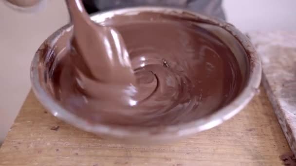 Desde Arriba Cultivo Artesano Irreconocible Delantal Guantes Revolviendo Delicioso Chocolate — Vídeo de stock