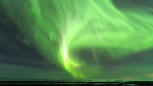 Spektakulärer Nächtlicher Sternenhimmel Mit Leuchtend Violetten Und Grünen Polarlichtern Über — Stockvideo