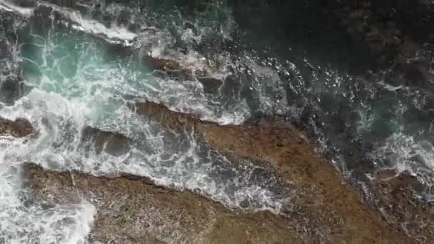 Szmaragdowe Piankowe Fale Spontanicznie Myją Piaszczystą Plażę — Wideo stockowe