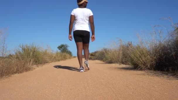 Femme Noire Chapeau Marchant Sur Route Sablonneuse Dans Une Journée — Video