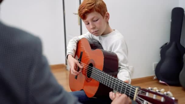 可爱的男孩弹吉他的特写 儿童音乐学校 — 图库视频影像