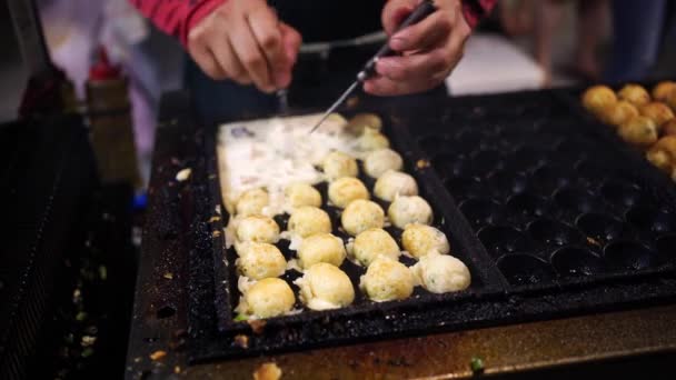Αναγνωρίσιμο Σεφ Μαγείρεμα Εύγευστο Χταπόδι Μπάλες Στο Zhubei Night Market — Αρχείο Βίντεο