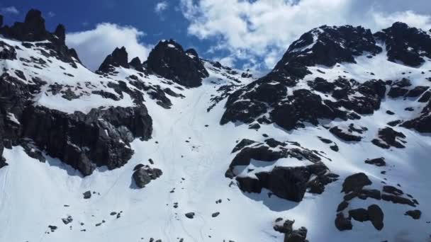 Сніговий Схил Темними Скелями Регіональному Парку Сьєрра Гредос Сонячний День — стокове відео