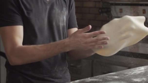 Człowiek Gotowanie Pizzy Kuchni — Wideo stockowe