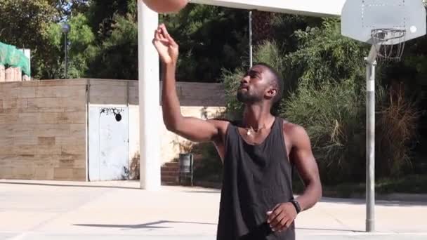 Bepaald Afro Amerikaanse Mannelijke Basketbalspeler Spinnen Balanceren Bal Vinger — Stockvideo