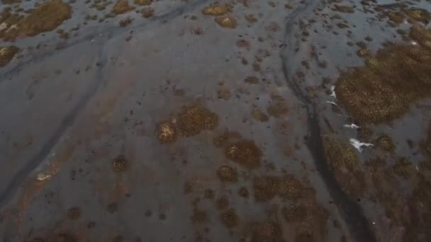 Dron Pohled Suché Údolí Sněhem Silnicí Nachází Blízkosti Hor Zimní — Stock video