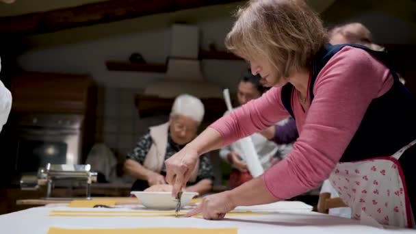Зайняті Старші Жінки Стоять Столом Готують Традиційні Домашні Тортелліні Вечерю — стокове відео