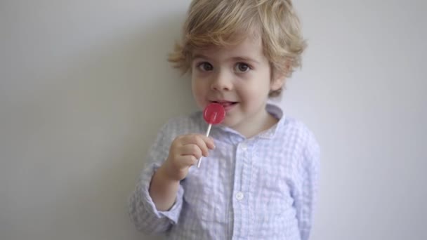 小男孩拿着棒棒糖 — 图库视频影像