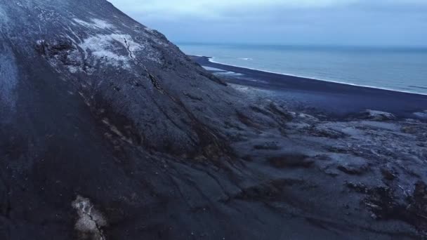 Soğuk Kış Akşamında Zlanda Fırtınalı Deniz Kıyısında Karla Kaplı Dağların — Stok video