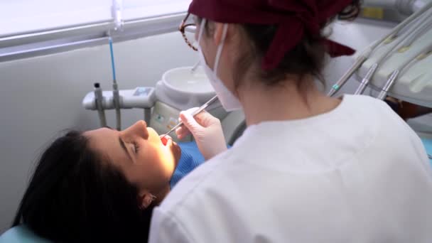 Crop Professionelle Zahnarzt Uniform Mit Medizinischer Maske Bohren Zahn Der — Stockvideo