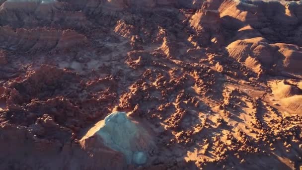 ユタ州ゴブリンバレー州立公園で晴れた日の異常な荒い岩の地形のドローンビュー — ストック動画