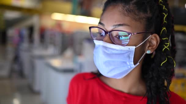 Afro Latina Jovem Mulher Vestindo Uma Máscara Facial Compras Compõem — Vídeo de Stock