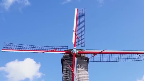 Удивительный Вид Старой Деревянной Мельницы Вращающейся Против Голубого Неба — стоковое видео
