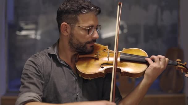 Homem Adulto Focado Óculos Trabalhando Própria Oficina Luthiery Tocando Violino — Vídeo de Stock