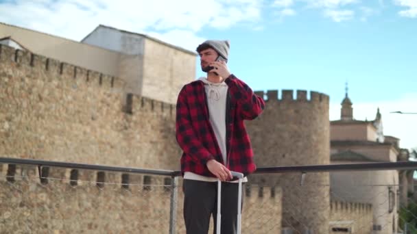 Turista Masculino Barbudo Com Cabelo Preto Falando Smartphone Enquanto Estava — Vídeo de Stock