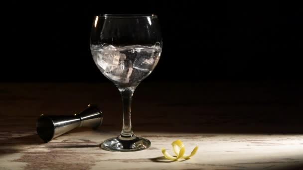 Person Pouring Ice Cubes Glass Gin Tonic Lemon Jigger Table — Stock Video