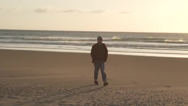 Mężczyzna Hipster Spacery Wzdłuż Piaszczystego Morza Wietrzny Dzień Tle Zachód — Wideo stockowe