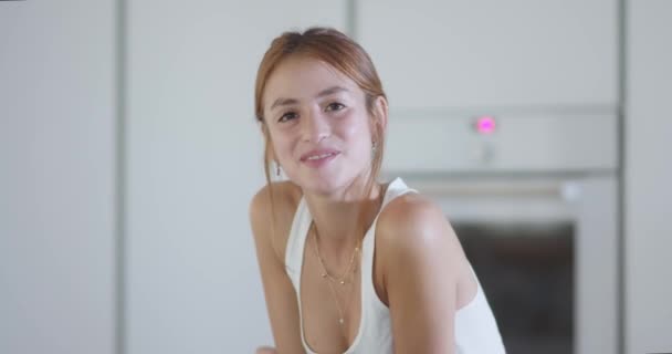 Tânăra Femeie Milenară Păr Lung Ghimbir Partea Sus Alb Zâmbind — Videoclip de stoc