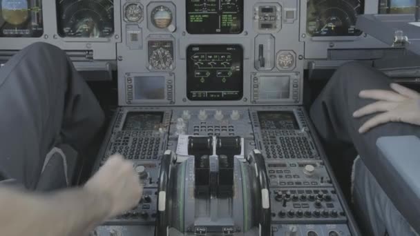 Blick Aus Dem Inneren Der Kabine Echte Flugzeuge Tagsüber Geschossen — Stockvideo