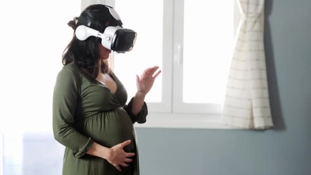 Молодая Спокойная Беременная Женщина Длинными Темными Волосами Одежде Переживает Виртуальную — стоковое видео