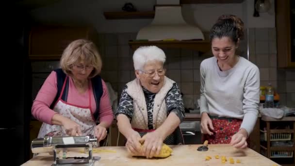 Contenido Mujeres Relativas Pie Mesa Cocina Preparación Deliciosos Tortellini Tradicionales — Vídeos de Stock