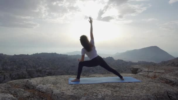 Dans Tanrısı Pozisyonunda Kayalık Dağın Tepesinde Yoga Yaparken Bulutlu Gün — Stok video