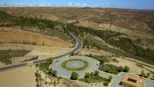 Yeşil Ağaçlar Granada Dağları Arasındaki Mesafeye Uzanan Asfalt Kıvrımlı Rotanın — Stok video