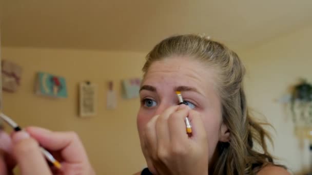 Ung Kvinna Reflekteras Spegeln Konturera Ögonbryn Med Svart Kosmetisk Penna — Stockvideo