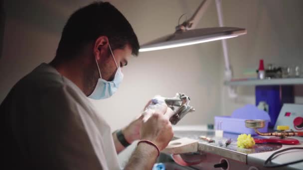 Sidovy Koncentrerad Manlig Tandtekniker Undersöka Gips Gjutna Käkar Artikulator Samtidigt — Stockvideo