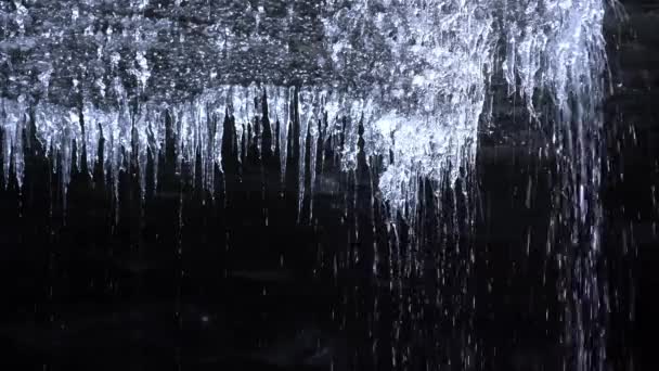 Čistá Voda Padající Rampouchů Tmavé Ledové Jeskyni Národním Parku Vatnajokull — Stock video